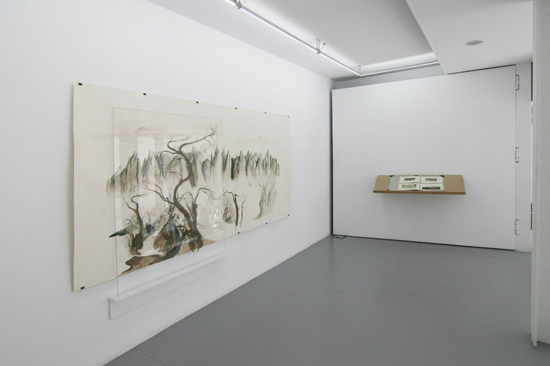 Utop&iacute;as del refugio Dibujops en la exposici&oacute;n en la Galer&iacute;a Adora Calvo, 2015